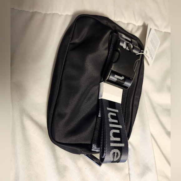 Lululemon Everywhere Belt Bag 1L - Picture 3 of 6